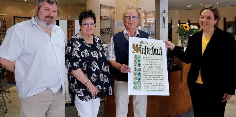 Katharina Semmler, Leiterin des Ausbildungszentrums der Handwerkskammer Münster überreichte Alfred Benkhoff den Goldenen Meisterbrief, den er zusammen mit seiner Frau Magdalene und Sohn Mark entgegennahm