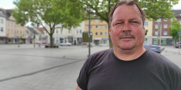 Pendler Uwe Höflich steht auf dem Vorplatz des Hauptbahnhofs in Castrop-Rauxel.