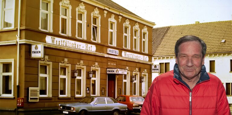 Eine Fotografie des Westfälischen Hofs in Datteln aus dem Jahr 1975. Rechts im Bild ist Wolfgang Thimian (74) zu sehen. Erträgt eine rote Jacke. Bei dem Bild handelt es sich um eine Fotomontage.