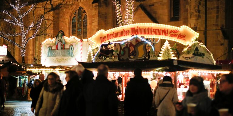 Ein Verkaufsstand ist am 30.11.2017 auf dem Weihnachtsmarkt in Dortmund (Nordrhein-Westfalen) gut beleuchtet.