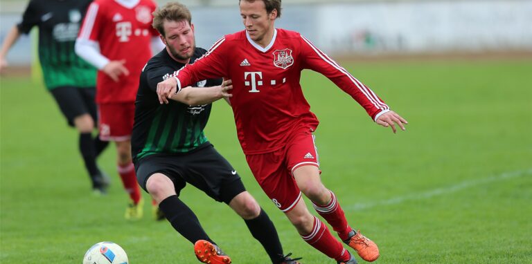 Philipp Engel (r) und sein TuS Henrichenburg, kommen gegen Kültürspor Datteln nicht zum Zuge.