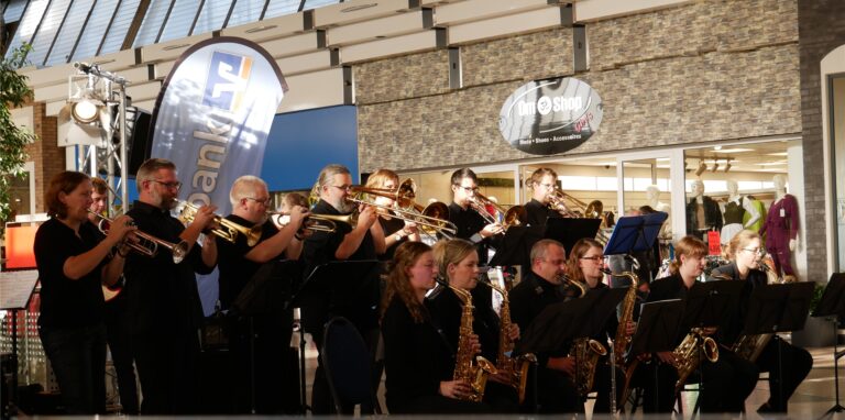 Die Big Band des Jungen Blasorchesters Marl war ein echter Publikumsmagnet: Einige Besucher kamen extra in den Marler Stern um die Musiker zu sehen. Doch viele unterbrachen ihren Einkauf auch, um der Big Band zu lauschen.