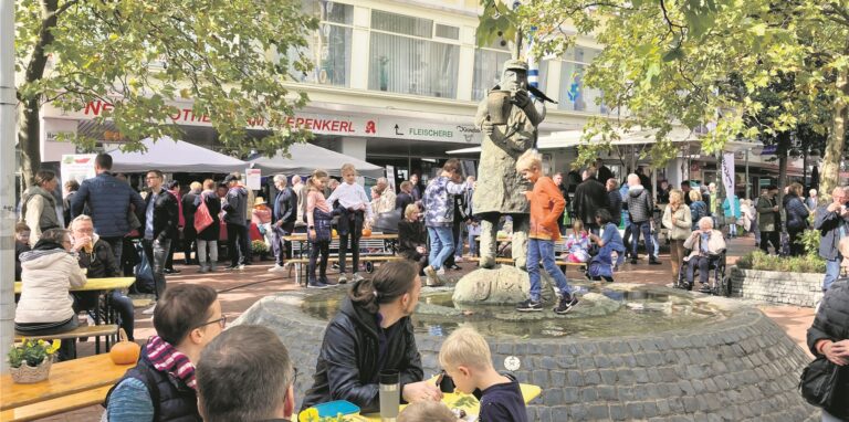 Viele Menschen rund um den Kiepenkerlbrunnen.