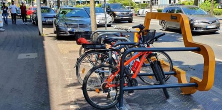 Solche Fahrrad-Abstellanlagen mit auffälligem Design sollten in Herten aufgestellt werden. Diese hier steht in Recklinghausen am Wallring.