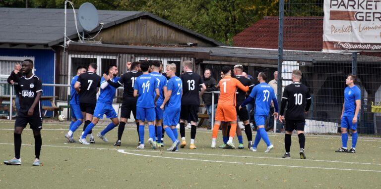 Viel zu diskutieren hatten die Spieler von BW Langenbochum II und SW Röllinghausen. Immer wieder kam es zu kleineren Auseinandersetzungen.