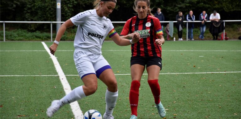 Spielführerinnen unter sich: Laura Kulla (r.) von der Spvgg. Herten und Antonia Stahlhacke aus Drolshagen
