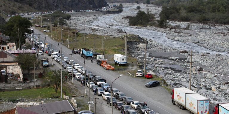 Autos stehen vor dem Grenzübergang Werchni Lars zwischen Georgien und Russland Schlange.