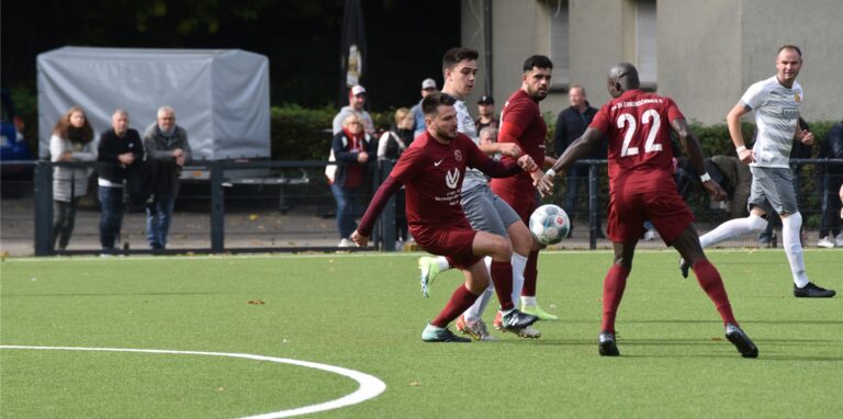 Mamadou Bah (li.) und seine Teamkollegen des FC 26 Erkenschwick II mühten sich redlich, konnten die Niederlage gegen den Überflieger der Kreisliga C4, die Spvgg. Erkenschwick II, nicht verhindern.