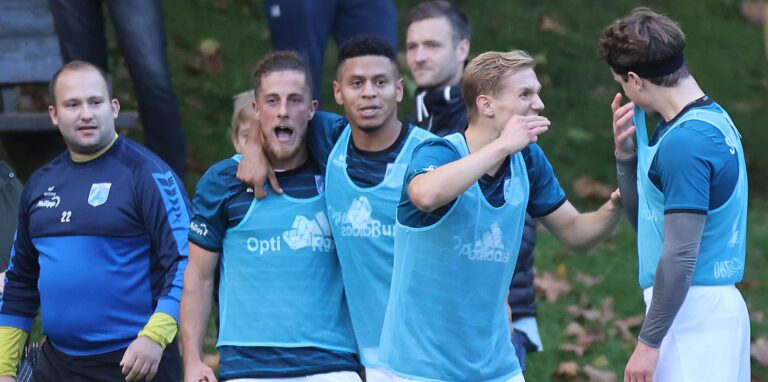 Nach seinem Tor zum 1:0 gegen den FC Iserlohn ließ sich Julian Ucles Martinez (2.v.l.) von Mitspielern, den Fans und seinen Trainern feiern. Am Ende siegte der SV Wacker Obercastrop mit 2:0.