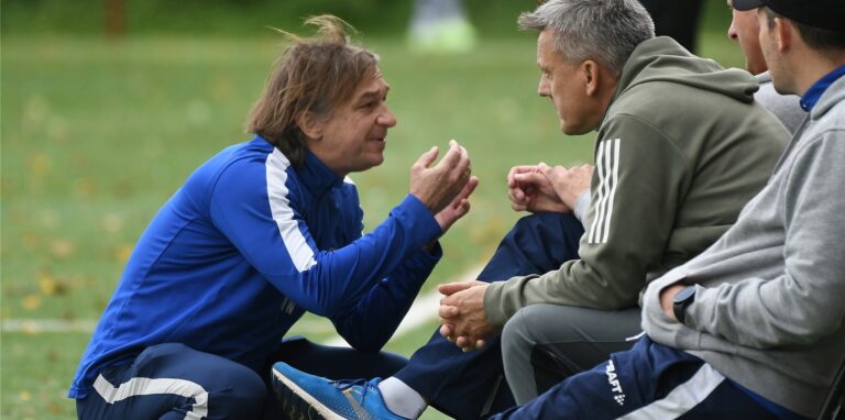 Redebedarf mit den Leuten auf seiner Bank hatte Michael Wurst (l), Trainer des Bezirksliga-Spitzenreiters FC Castrop-Rauxel.