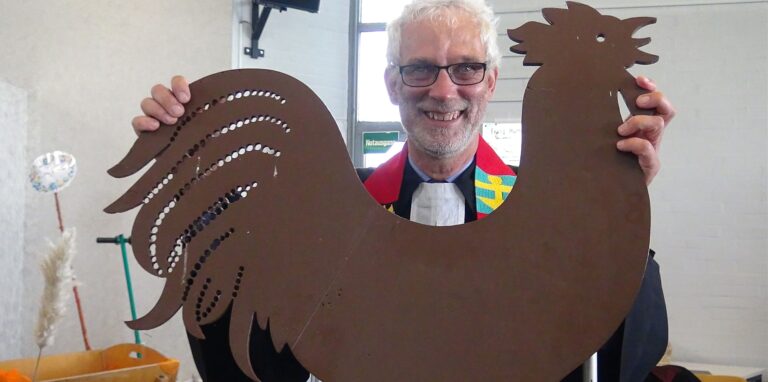 Pfarrer Michael Laage mit Wetterhahn