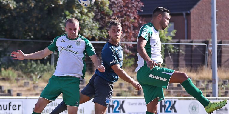 Julian Ucles Martinez (M), der Torschütze für den SV Wacker Obercastrop zum 1:0 gegen den FC Iserlohn, klärte über die korrekte Aussprache seines Namens auf.