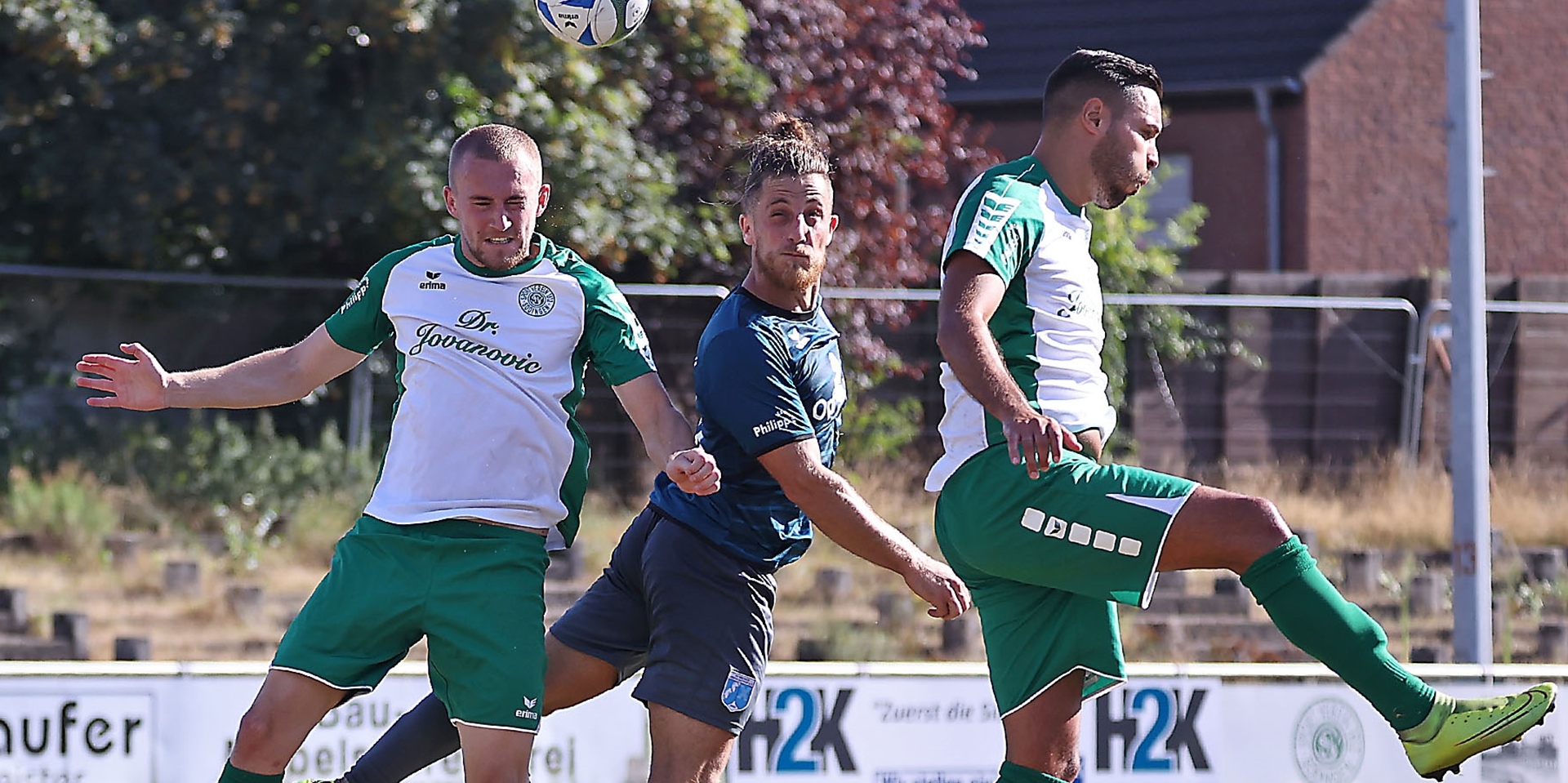 Julian Ucles Martinez (M), der Torschütze für den SV Wacker Obercastrop zum 1:0 gegen den FC Iserlohn, klärte über die korrekte Aussprache seines Namens auf.