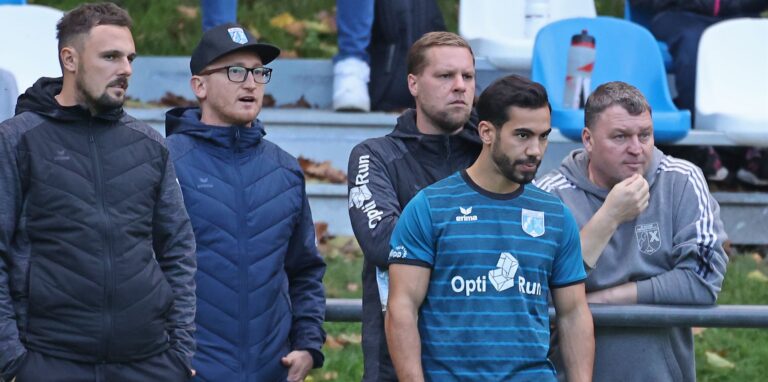 Elmar Bök (r), Vorsitzender des Wirtschaftsrates des SV Wacker Obercastrop, ist nah dran am Geschehen rund um die Westfalenliga-Mannschaft seines Vereins – und im engen Austausch mit dem Klub-Vorsitzenden Martin Janicki (2.v.l.).
