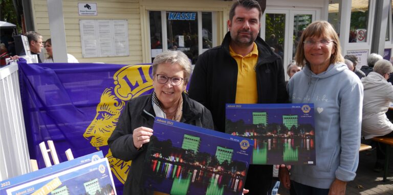Der Lions Club begann auf dem Volksparkfest mit dem Verkauf seines Adventskalenders.