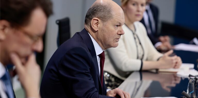 Bundeskanzler Olaf Scholz (SPD, M), Hendrik Wüst (CDU), Ministerpräsident von Nordrhein-Westfalen, und Franziska Giffey (SPD), Regierende Bürgermeisterin von Berlin, geben nach einem Treffen im Kanzleramt eine Pressekonferenz.