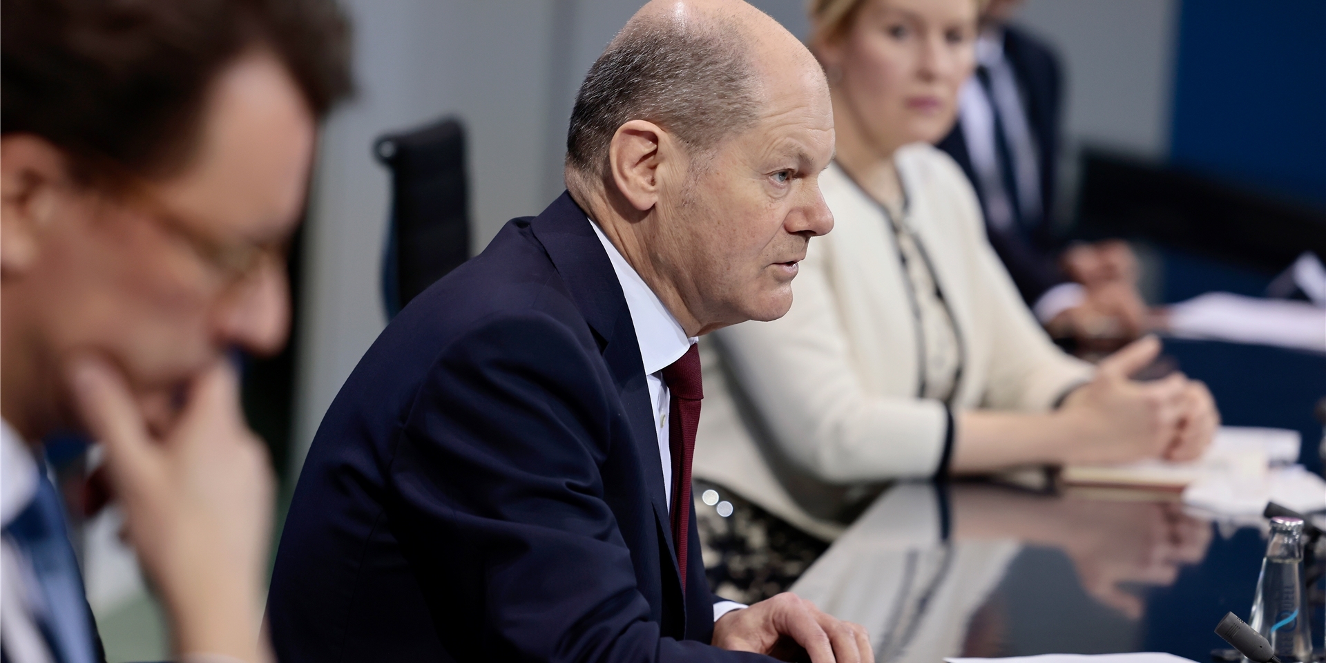 Bundeskanzler Olaf Scholz (SPD, M), Hendrik Wüst (CDU), Ministerpräsident von Nordrhein-Westfalen, und Franziska Giffey (SPD), Regierende Bürgermeisterin von Berlin, geben nach einem Treffen im Kanzleramt eine Pressekonferenz.