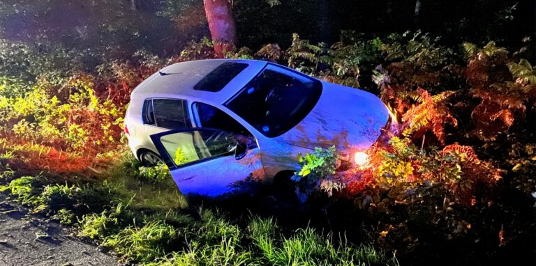Auto im Straßengraben auf der B235