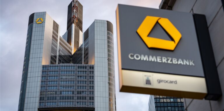 Das Logo des Commerzbank ist an einer Filiale in Sichtweite der Zentrale der Commerzbank (l) angebracht.