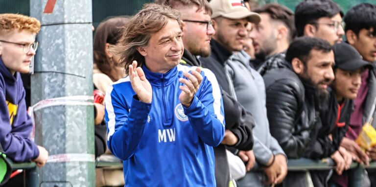 Michael Wurst, der Trainer des FC Castrop-Rauxel, hat aktuell oft Grund, seinem Team zu applaudieren.