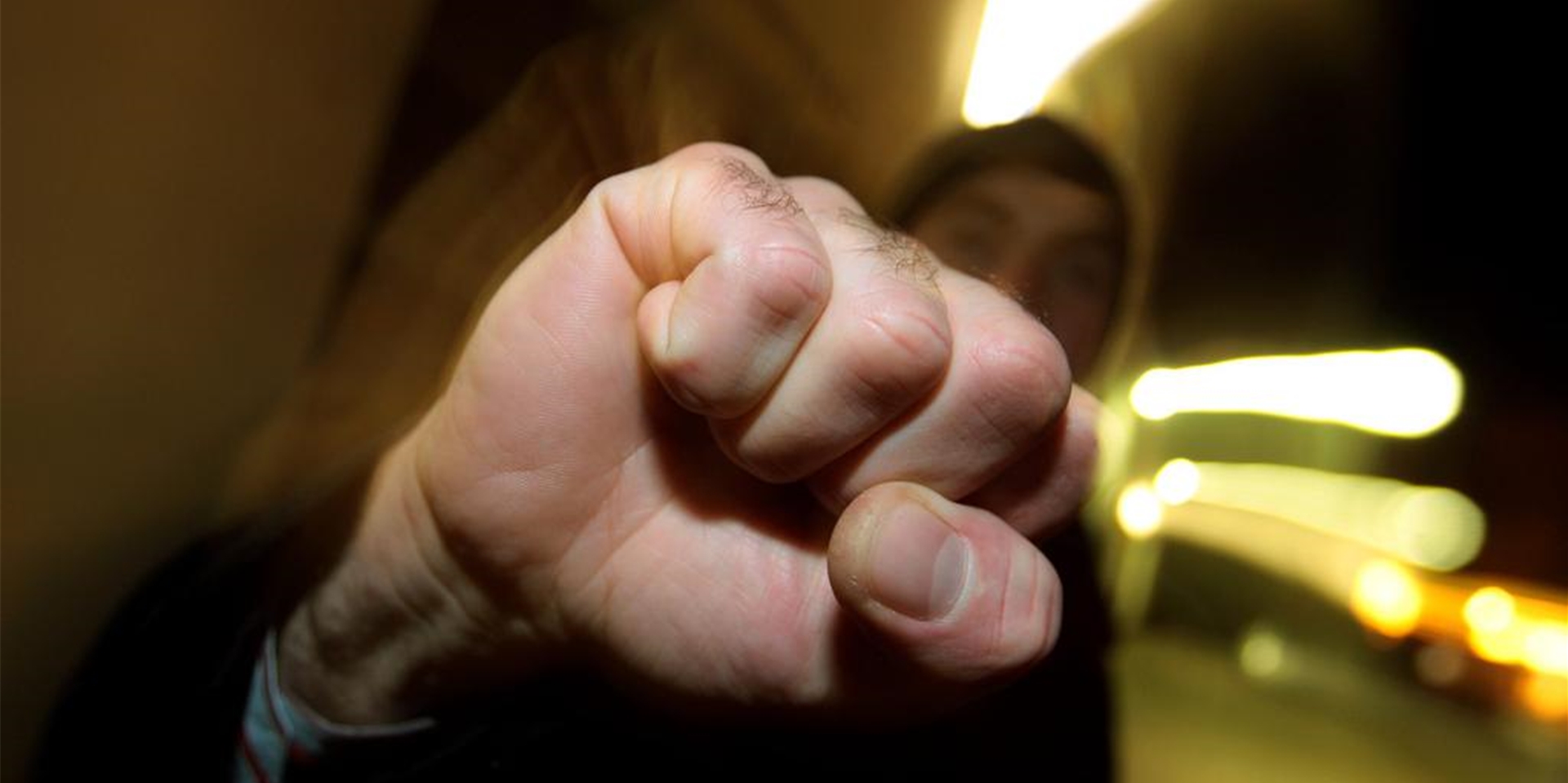 Ein junger Mann hebt seine geballte Faust