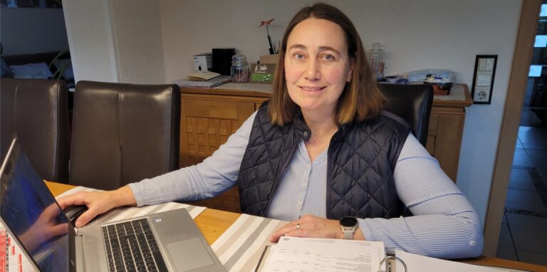 Kauffrau Annette Haas sitzt an ihrem Schreibtisch
