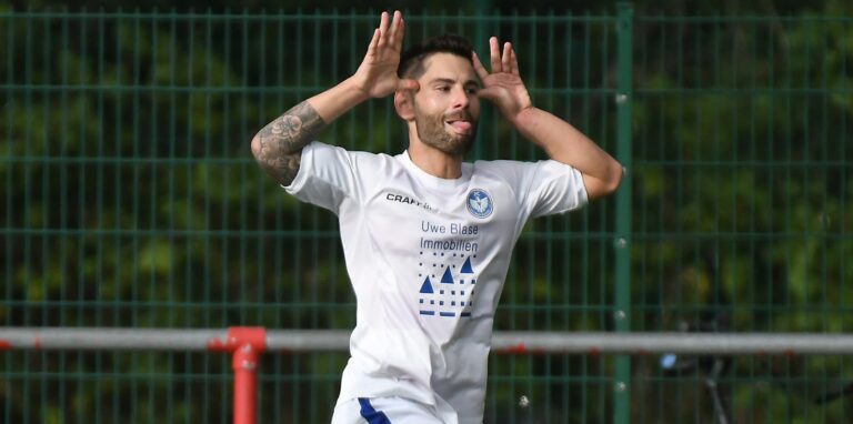 Sein Tor zum 3:0-Endstand im Derby zwischen dem FC Castrop-Rauxel und dem FC Frohlinde feierte der Ex-Frohlinder Mario Djordic mit „Zunge raus“ und „Hasenohren“.