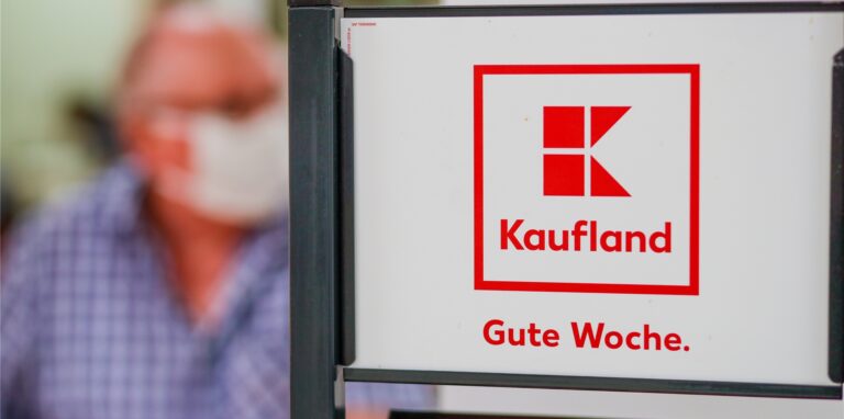 Das Kaufland Logo im Kaufland des Hauptbahnhofs Potsdam.