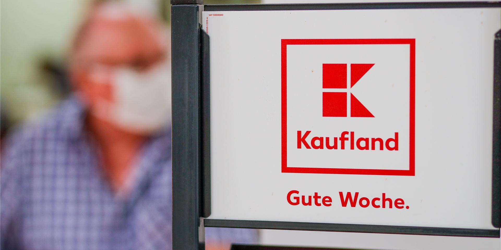 Das Kaufland Logo im Kaufland des Hauptbahnhofs Potsdam.