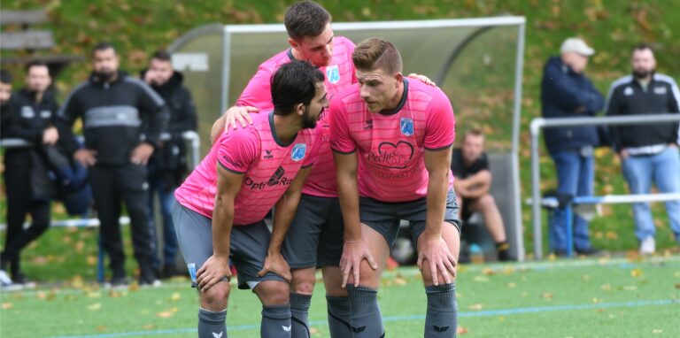 Für Wacker Obercastrop II steckten beim 8:1-Sieg gegen die SG Victoria/Sportfreunde II (v.l.) Elvis Shala, Stefan Kitowski und Manuel Backes die Köpfe zusammen.