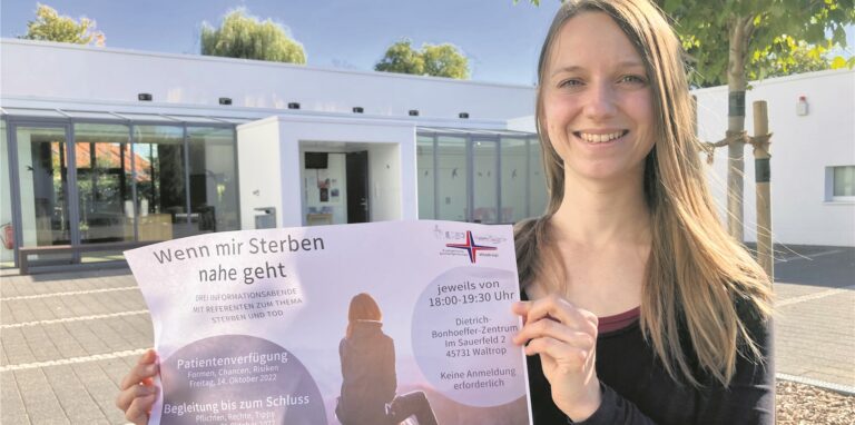 Vikarin Katrin Brexeler mit dem Veranstaltungsplakat