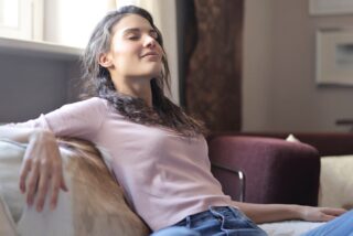 frau entspannt auf einer couch