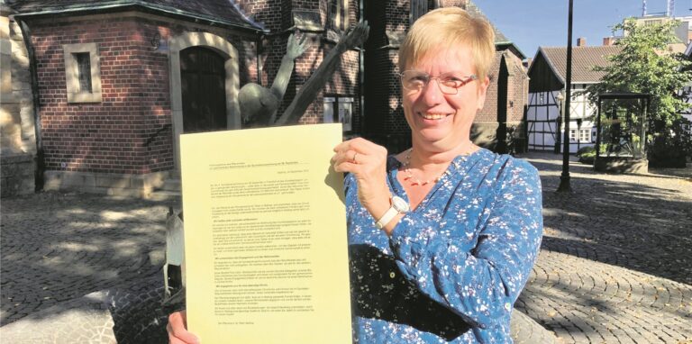 Ute Hüsken-Borchert vom Pfarreirat der Waltroper Pfarrgemeinde St. Peter präsentiert die Waltroper Stellungnahme zum Grundsatzpapier „Leben in gelingenden Beziehungen“.