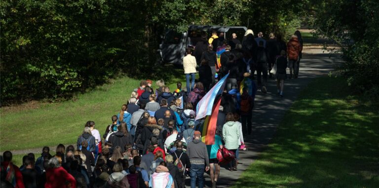 Der Trauerzug bewegt sich zum Urnengrab des an den Folgen einer Gewalttat verstorbenen Malte C.