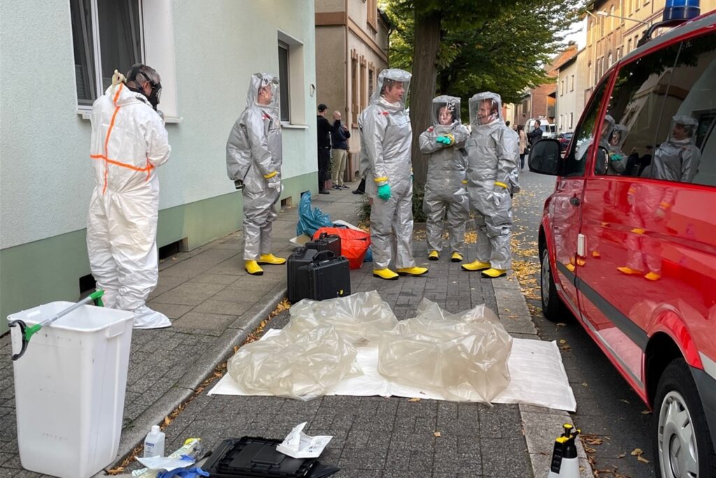 Die Einsatzkräfte in Herten-Süd tragen Schutzanzüge. Die Einsatzkräfte in Herten-Süd tragen Schutzanzüge.