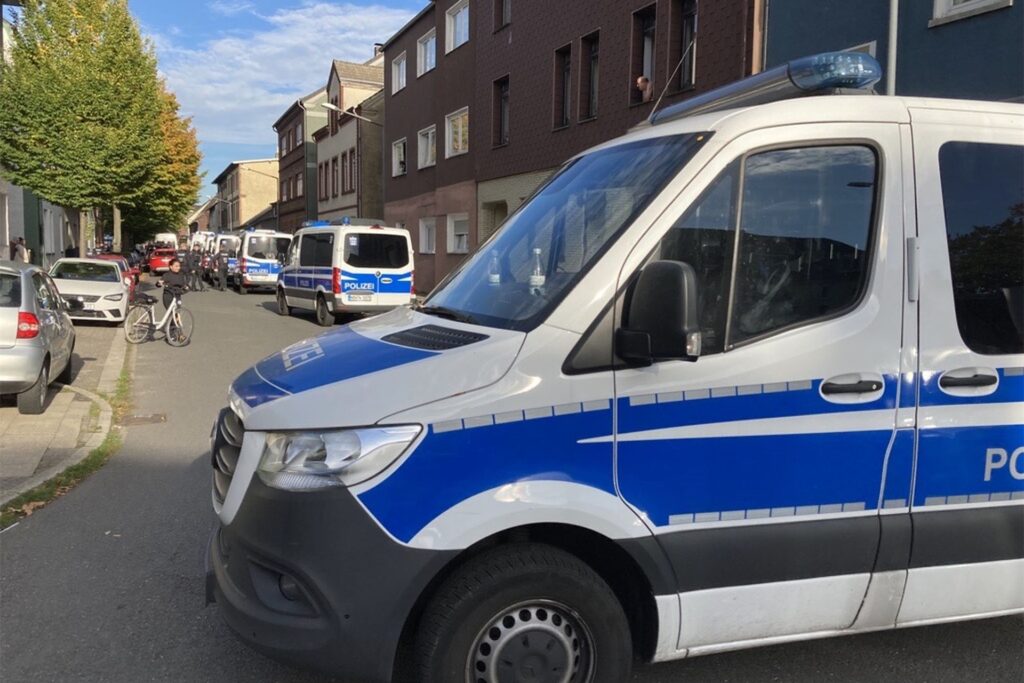 Mehrere Mannschaftsbusse der Polizei stehen an der Augustastraße in Herten-Süd. Mehrere Mannschaftsbusse der Polizei stehen an der Augustastraße in Herten-Süd.