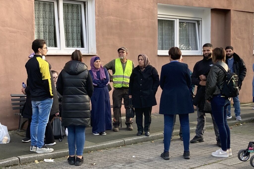 Die Bewohner des Hauses an der Augustastraße warten darauf, dass sie in ihre Wohnungen zurück dürfen. Die Bewohner des Hauses an der Augustastraße warten darauf, dass sie in ihre Wohnungen zurück dürfen.