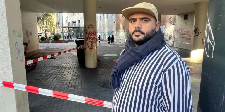 Nima Khalili ist Betreiber der „CU Bar“ an der Kampstraße in Dortmund. Der Platz hinter seinem Gastronomiebetrieb wird immer wieder zum Schauplatz von Kriminalität und Provokationen unter einem sehr jungen Publikum.