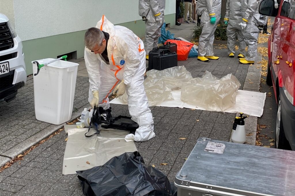 Experten sichern und sichten Beweismittel an der Einsatzstelle in Herten-Süd. Experten sichern und sichten Beweismittel an der Einsatzstelle in Herten-Süd.