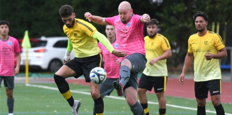 Die SG Victoria/Sportfreunde II (gelbe Hemden), hier mit Ahmed Emin Tunc am Ball, hatte beim 1:8 bei Wacker Obercastrop II plötzlich einen Vereinsfunktionär im Tor stehen.