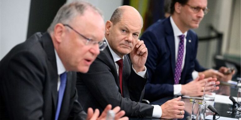 Bundeskanzler Olaf Scholz (M, SPD), Niedersachsens Ministerpräsident Stephan Weil (l, SPD) und Hendrik Wüst (r, CDU), Ministerpräsident von Nordrhein-Westfalen.