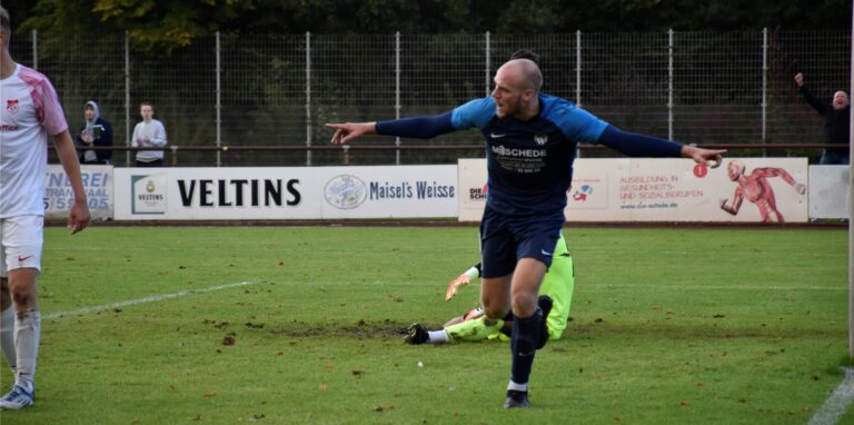 Der Jubel kannte bei Lukas Matena keine Grenzen mehr. Kurz zuvor erzielte der Stürmer von BW Westfalia Langenbochum den 4:1-Endstand – eines seiner drei Tore im gesamten Spiel.