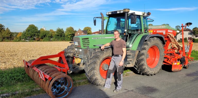 Landwirt Josef Janinhoff jun. steht vor seinem Trecker am Bickefeld in Oer-Erkenschwick