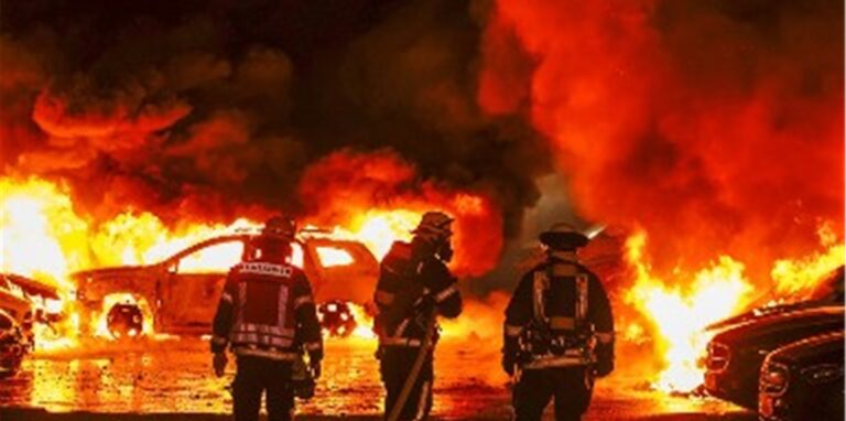 Bei einem Großbrand auf dem Gelände einer Autovermietung im Februar 2022 in Dorstfeld mussten die Feuerwehrleute gegen ein Flammenmeer ankämpfen (Archivfoto).