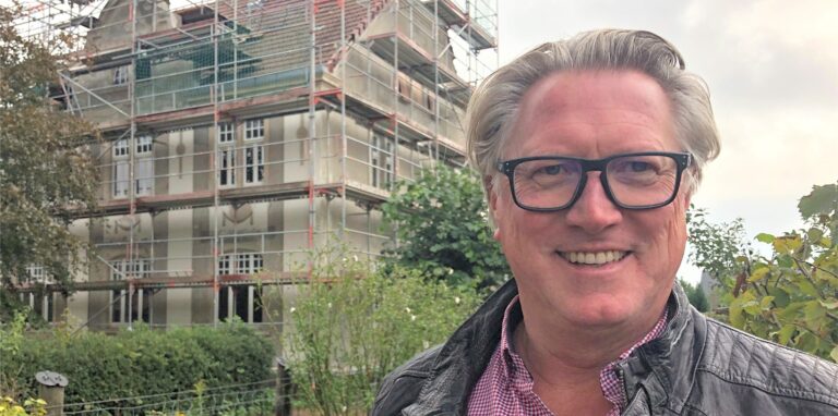 Jörg Pachura vor der Villa, die derzeit komplett eingerüstet ist.