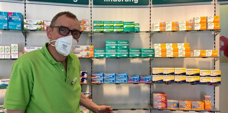 Apotheker Volker Mattern aus Oer-Erkenschwick steht in der Medicum Apotheke neben dem leeren Buscopan-Regal. Das krampflösende Mittel ist knapp, ebenso wie Fiebersäfte.