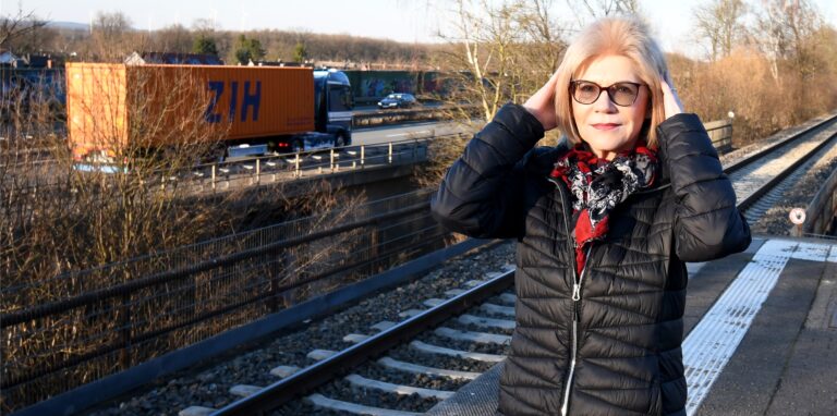 Lkw und Autos auf der A 52 sorgen für eine Dauerbeschallung: Anwohnerin Marie-Theres Nienzilla kann sich da nur die Ohren zuhalten.