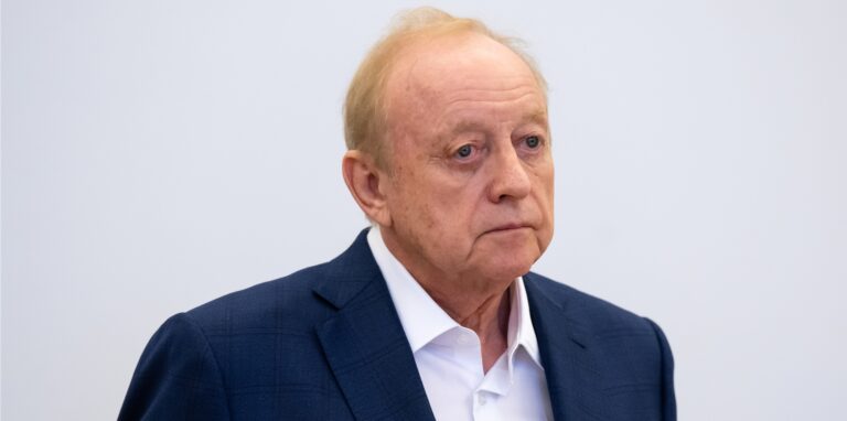 Alfons Schuhbeck, Koch und Unternehmer, steht vor Prozessbeginn als Angeklagter im Gerichtssaal im Landgericht München I.