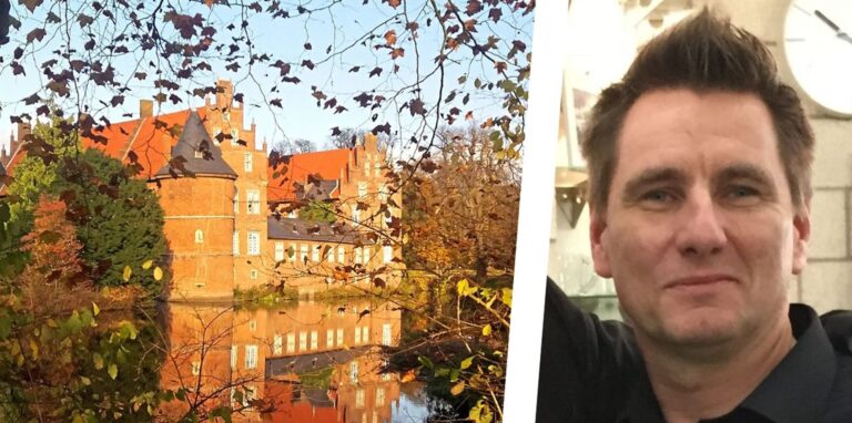 Markus Liptow, Besitzer der Schlossgastronomie, ist neben dem Schloss Herten und der davor gelegenen Gräfte zu sehen.