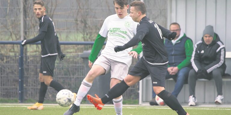 Anfang des Jahres spielte Christoph Bugsel (r.) in einem Testspiel noch für A-Ligist TuS 05 Sinsen II und gegen den SV Bossendorf, mittlerweile läuft er aber selbst für den B-Ligisten auf.